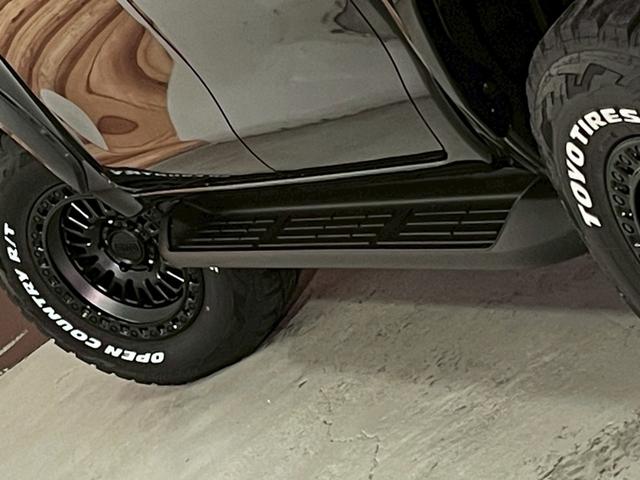 ハイラックス Ｚ　ＧＲスポーツ　リフトアップ　減衰調整式ショック　ＫＭＣ／ＡＺＴＥＣ新品アルミホイール　ＴＯＹＯオープンカントリー新品タイヤ　トノカバー　ベッドライナ　ディスプレイオーディオ　全方位カメラ　クルコン　ＥＴＣ２．０（13枚目）