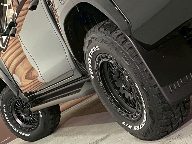 ハイラックス Ｚ　ＧＲスポーツ　リフトアップ　減衰調整式ショック　ＫＭＣ／ＡＺＴＥＣ新品アルミホイール　ＴＯＹＯオープンカントリー新品タイヤ　トノカバー　ベッドライナ　ディスプレイオーディオ　全方位カメラ　クルコン　ＥＴＣ２．０（14枚目）