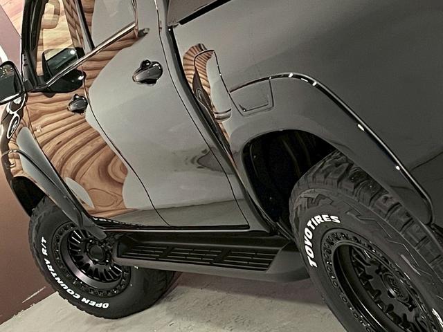 ハイラックス Ｚ　ＧＲスポーツ　リフトアップ　減衰調整式ショック　ＫＭＣ／ＡＺＴＥＣ新品アルミホイール　ＴＯＹＯオープンカントリー新品タイヤ　トノカバー　ベッドライナ　ディスプレイオーディオ　全方位カメラ　クルコン　ＥＴＣ２．０（30枚目）