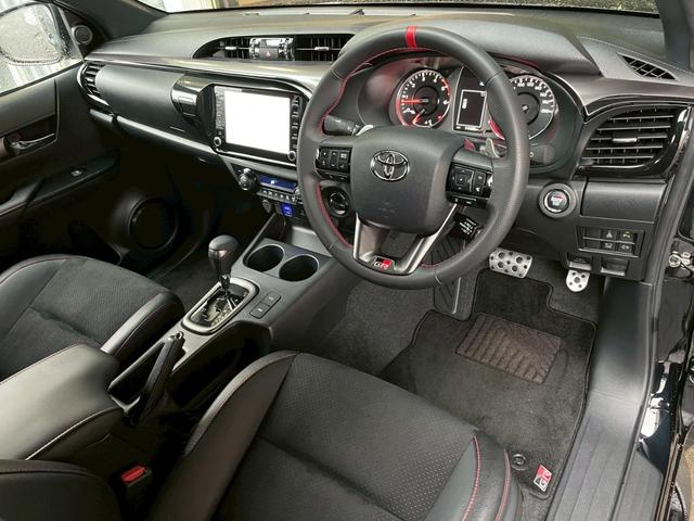 ハイラックス Ｚ　ＧＲスポーツ　リフトアップ　減衰調整式ショック　ＫＭＣ／ＡＺＴＥＣ新品アルミホイール　ＴＯＹＯオープンカントリー新品タイヤ　トノカバー　ベッドライナ　ディスプレイオーディオ　全方位カメラ　クルコン　ＥＴＣ２．０（60枚目）