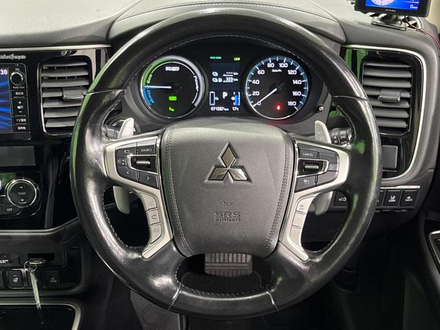 アウトランダーＰＨＥＶ Ｇプレミアムパッケージ　４ＷＤ　純正ＤＶＤナビ　全周囲カメラ　電動リアゲート　レザーシート　パワーシート　ドラレコ　コーナーセンサー　スマートキー　ビルトインＥＴＣ　クルコン　オートライト　オートエアコン（12枚目）