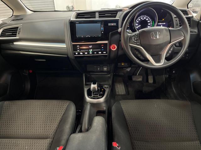 フィットハイブリッド Ｆ　４ＷＤ　純正ＳＤナビ　バックカメラ　寒冷地仕様　衝突被害軽減システム　ドラレコ　スマートキー　ＬＥＤヘッド　ビルトインＥＴＣ　オートライト　オートエアコン　Ｂｌｕｅｔｏｏｔｈ　ＣＤ　ＤＶＤ再生（2枚目）