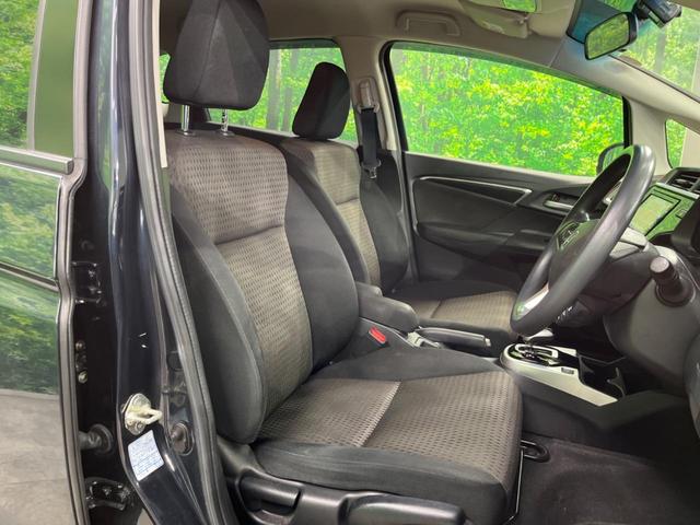 フィットハイブリッド Ｆ　４ＷＤ　純正ＳＤナビ　バックカメラ　寒冷地仕様　衝突被害軽減システム　ドラレコ　スマートキー　ＬＥＤヘッド　ビルトインＥＴＣ　オートライト　オートエアコン　Ｂｌｕｅｔｏｏｔｈ　ＣＤ　ＤＶＤ再生（8枚目）