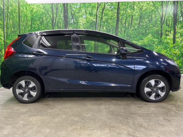 フィットハイブリッド Ｆ　４ＷＤ　純正ＳＤナビ　バックカメラ　寒冷地仕様　衝突被害軽減システム　ドラレコ　スマートキー　ＬＥＤヘッド　ビルトインＥＴＣ　オートライト　オートエアコン　Ｂｌｕｅｔｏｏｔｈ　ＣＤ　ＤＶＤ再生（41枚目）