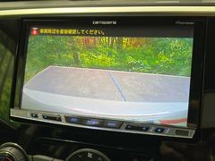 【バックカメラ】駐車時に後方がリアルタイム映像で確認できます。大型商業施設や立体駐車場での駐車時や、夜間のバック時に大活躍！運転スキルに関わらず、今や必須となった装備のひとつです！ 4