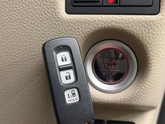 【Ｈｏｎｄａスマートキー】カバンやポケットに入れたままでもドアの施錠・解錠が可能なスマートキーを装備。エンジンのオン・オフ時もカギを取り出す必要が無いからとっても便利です♪ 7