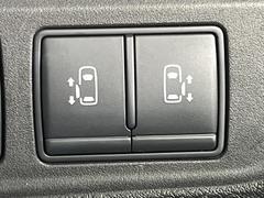 【両側パワースライドドア】スマートキーや運転席のスイッチで後席両側スライドドアの開閉が可能♪電動だから力を入れてドアを開ける必要が無く、小さなお子様でも簡単に開け閉めでき快適です♪ 5