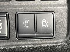 【両側パワースライドドア】スマートキーや運転席のスイッチで後席両側スライドドアの開閉が可能♪電動だから力を入れてドアを開ける必要が無く、小さなお子様でも簡単に開け閉めでき快適です♪ 5