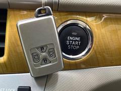 【スマートキー】カバンやポケットに入れたままでもドアの施錠・解錠が可能なスマートキーを装備。エンジンのオン・オフ時もカギを取り出す必要が無いからとっても便利です♪ 6