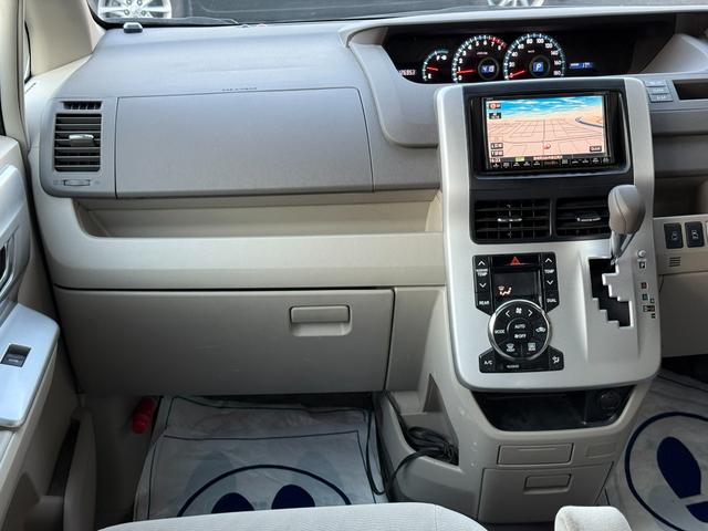 ノア Ｘ　スマートエディション　★７人乗り★両側パワースライドドア／３列シート／ＨＩＤヘッドランプ／オートライト／フォグランプ／スマートエントリー／プッシュスタート／ナビ／フルセグＴＶ／ＤＶＤ／ＣＤ／バックカメラ／ＥＴＣ（5枚目）