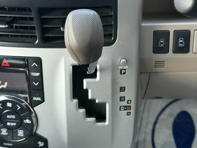 ノア Ｘ　スマートエディション　★７人乗り★両側パワースライドドア／３列シート／ＨＩＤヘッドランプ／オートライト／フォグランプ／スマートエントリー／プッシュスタート／ナビ／フルセグＴＶ／ＤＶＤ／ＣＤ／バックカメラ／ＥＴＣ（12枚目）