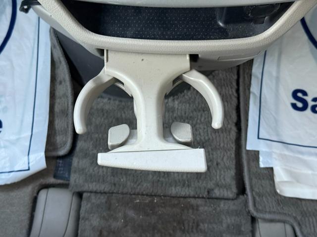 ノア Ｘ　スマートエディション　★７人乗り★両側パワースライドドア／３列シート／ＨＩＤヘッドランプ／オートライト／フォグランプ／スマートエントリー／プッシュスタート／ナビ／フルセグＴＶ／ＤＶＤ／ＣＤ／バックカメラ／ＥＴＣ（13枚目）