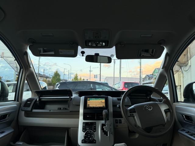 ノア Ｘ　スマートエディション　★７人乗り★両側パワースライドドア／３列シート／ＨＩＤヘッドランプ／オートライト／フォグランプ／スマートエントリー／プッシュスタート／ナビ／フルセグＴＶ／ＤＶＤ／ＣＤ／バックカメラ／ＥＴＣ（24枚目）