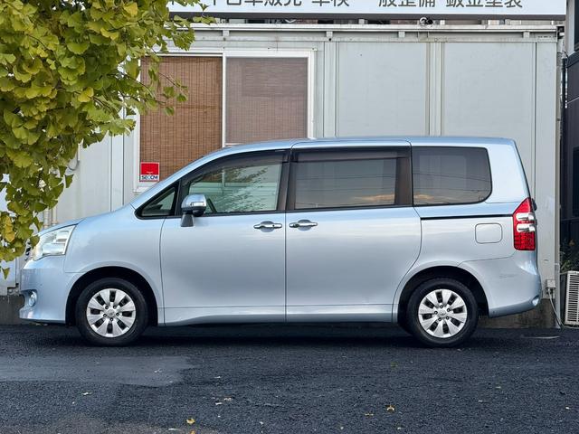 ノア Ｘ　スマートエディション　★７人乗り★両側パワースライドドア／３列シート／ＨＩＤヘッドランプ／オートライト／フォグランプ／スマートエントリー／プッシュスタート／ナビ／フルセグＴＶ／ＤＶＤ／ＣＤ／バックカメラ／ＥＴＣ（26枚目）