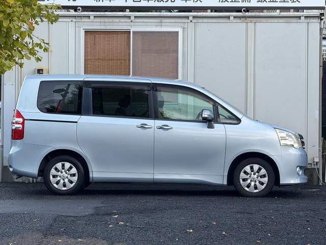 ノア Ｘ　スマートエディション　★７人乗り★両側パワースライドドア／３列シート／ＨＩＤヘッドランプ／オートライト／フォグランプ／スマートエントリー／プッシュスタート／ナビ／フルセグＴＶ／ＤＶＤ／ＣＤ／バックカメラ／ＥＴＣ（29枚目）