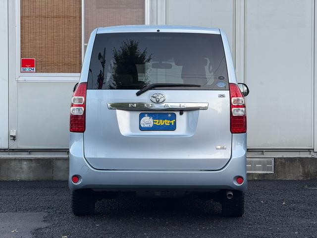 ノア Ｘ　スマートエディション　★７人乗り★両側パワースライドドア／３列シート／ＨＩＤヘッドランプ／オートライト／フォグランプ／スマートエントリー／プッシュスタート／ナビ／フルセグＴＶ／ＤＶＤ／ＣＤ／バックカメラ／ＥＴＣ（30枚目）