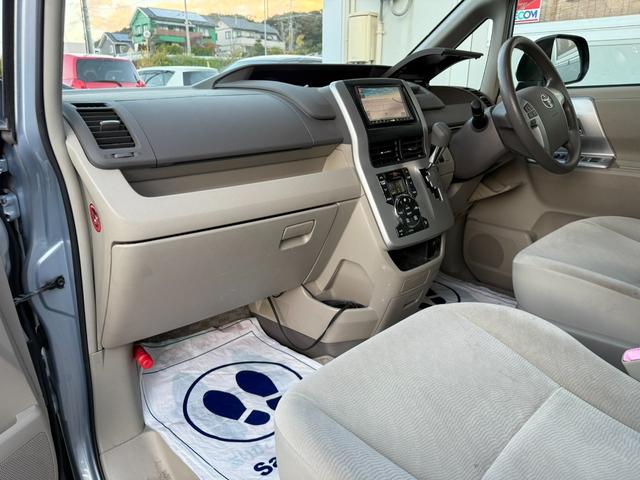 ノア Ｘ　スマートエディション　★７人乗り★両側パワースライドドア／３列シート／ＨＩＤヘッドランプ／オートライト／フォグランプ／スマートエントリー／プッシュスタート／ナビ／フルセグＴＶ／ＤＶＤ／ＣＤ／バックカメラ／ＥＴＣ（32枚目）