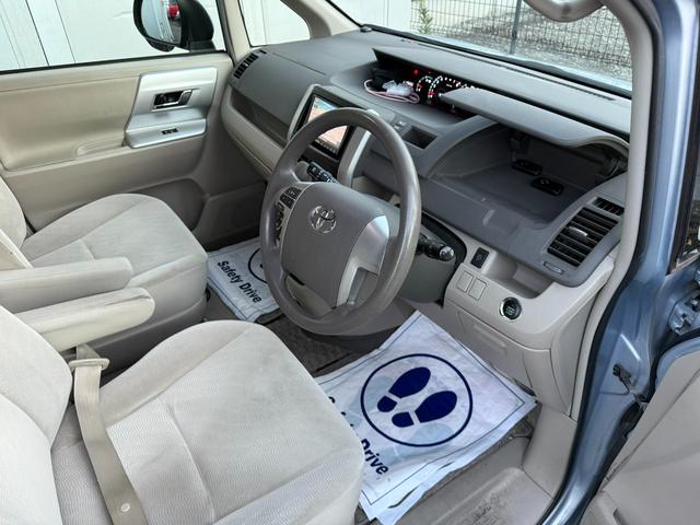 ノア Ｘ　スマートエディション　★７人乗り★両側パワースライドドア／３列シート／ＨＩＤヘッドランプ／オートライト／フォグランプ／スマートエントリー／プッシュスタート／ナビ／フルセグＴＶ／ＤＶＤ／ＣＤ／バックカメラ／ＥＴＣ（42枚目）