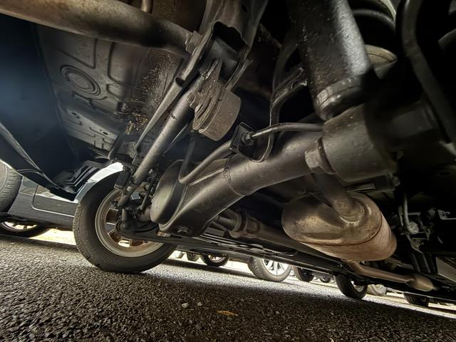 アルトラパン Xセレクション ★4WD★CVT★HIDヘッドランプ/オートライト/スマートキー/プッシュスタート/オートエアコン/LEDリアコンビランプ/革巻きステアリング/バニティミラー(運転席/助手席)/メッキドアハンドル(70枚目)