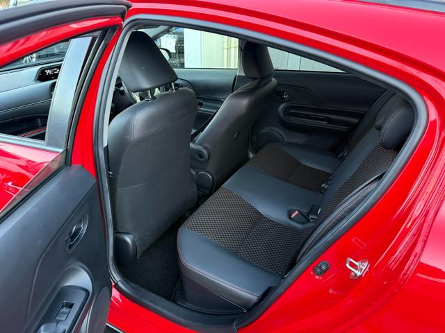 アクア Ｘ－アーバン　ソリッド　★特別仕様車★セーフティセンスＣ（衝突回避支援）／ワンオーナー／オートライト／スマートエントリー／バックカメラ／アルパイン車種専用ナビ／フルセグ／ＤＶＤ／ＣＤ／Ｂｌｕｅｔｏｏｔｈ／ブラック合皮シート（36枚目）