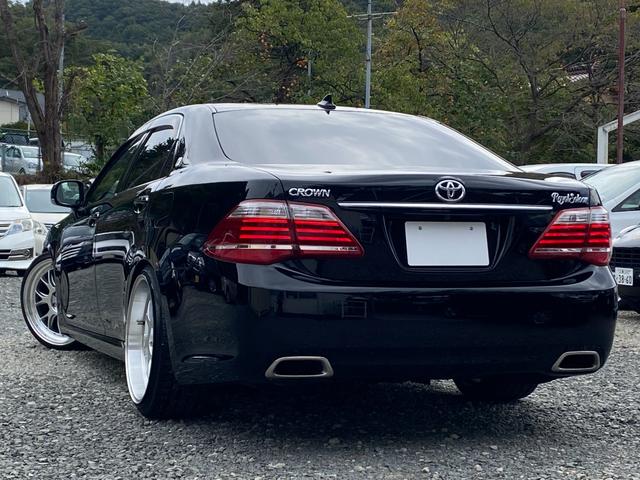 クラウン ロイヤルサルーン　（車検２年）　車高調ローダウン　社外２０インチアルミホイール　ナビ　ＴＶ　バックカメラ　ＥＴＣ　ウッドコンビステアリング　ＨＩＤオートライト　スマートキー　パワーシート　タイミングチェーンエンジン（4枚目）