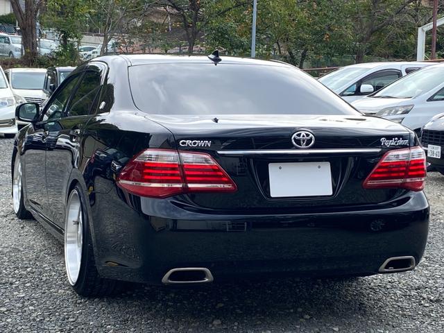 クラウン ロイヤルサルーン　（車検２年）　車高調ローダウン　社外２０インチアルミホイール　ナビ　ＴＶ　バックカメラ　ＥＴＣ　ウッドコンビステアリング　ＨＩＤオートライト　スマートキー　パワーシート　タイミングチェーンエンジン（11枚目）