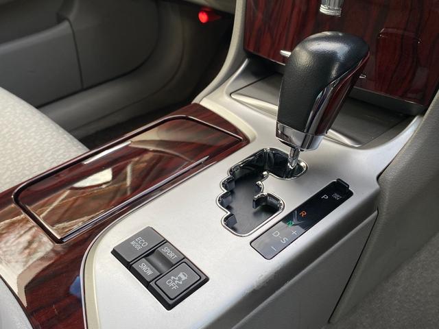 クラウン ロイヤルサルーン　（車検２年）　車高調ローダウン　社外２０インチアルミホイール　ナビ　ＴＶ　バックカメラ　ＥＴＣ　ウッドコンビステアリング　ＨＩＤオートライト　スマートキー　パワーシート　タイミングチェーンエンジン（29枚目）