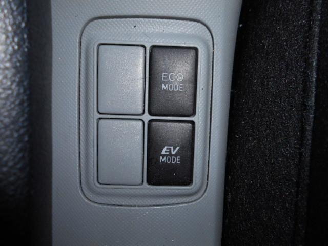 アクア Ｓ　ワンオーナー車　禁煙車　プッツシュスタート　Ｓキー　ナビＴＶ　ブルートゥース付　バックカメラ　オートライト　オートドアミラー（28枚目）