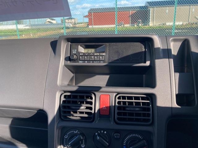 キャリイトラック KCエアコンパワステ 6型 4WD 4AT 4WD AM/FMラジオ スズキセーフティーサポート 衝突被害軽減システム アイドリングストップ 横滑り防止機能 衝突安全ボディ(11枚目)