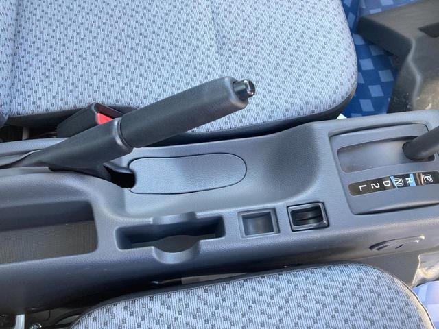 キャリイトラック KCエアコンパワステ 6型 4WD 4AT 4WD AM/FMラジオ スズキセーフティーサポート 衝突被害軽減システム アイドリングストップ 横滑り防止機能 衝突安全ボディ(35枚目)