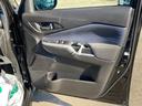 運転席ドア内側には、ペットボトルホルダーと小物の収納があります。