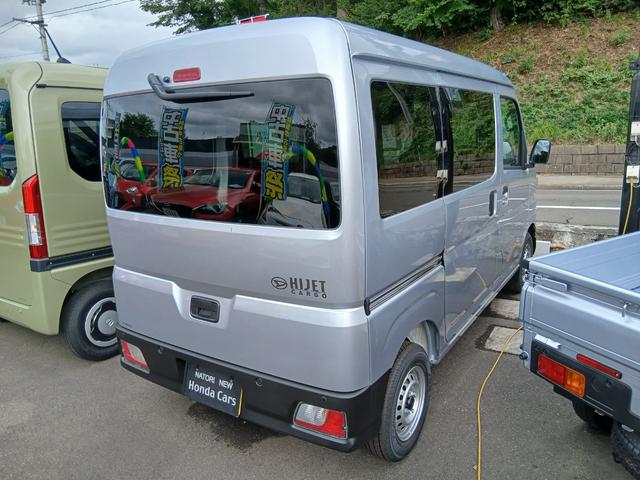 ハイゼットカーゴ ＤＸ　届出済未使用車　４ＷＤ　ＣＶＴ　キーレスエントリー　マニュアルエアコン　衝突軽減ブレーキ　コーナーセンサー　ルーフコンソール　アイドリングストップ　６カ月保証（2枚目）