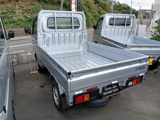 ハイゼットトラック スタンダード 届出済未使用車 4WD CVT 衝突軽減ブレーキ プッシュスタート スマートキー 電動格納ミラー パワーウィンドウ エアコン FMチューナー コーナーセンサー ドアバイザー フロアマット 6カ月保証(3枚目)
