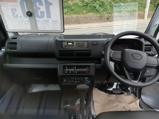 ハイゼットトラック スタンダード 届出済未使用車 4WD CVT 衝突軽減ブレーキ プッシュスタート スマートキー 電動格納ミラー パワーウィンドウ エアコン FMチューナー コーナーセンサー ドアバイザー フロアマット 6カ月保証(4枚目)