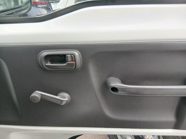 アクティトラック タウン　４ＷＤ　５ＭＴ　エアコン付き　ドアバイザー　フロアマット　荷台マット　テールゲートチェーン　レザーシート　６カ月保証（8枚目）