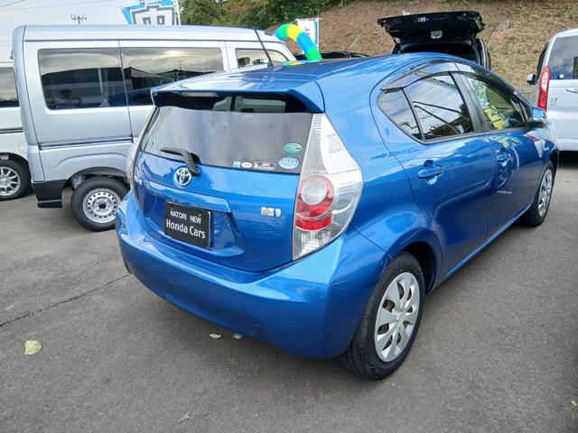 アクア Ｓ　ハイブリッド　スマートキー　プッシュスタート　オートエアコン　７インチナビ　バックカメラ　ＥＴＣ　フルセグテレビ　ＣＤ　ＤＶＤ　ブルートゥース　ＡＭＦＭ　ＳＤ　６カ月保証（2枚目）