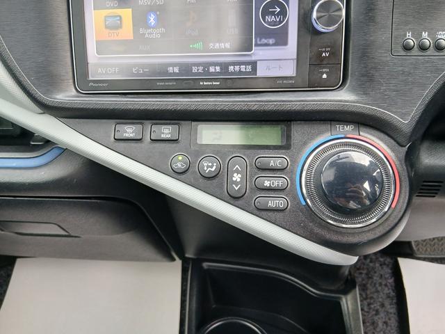 アクア Ｓ　ハイブリッド　スマートキー　プッシュスタート　オートエアコン　７インチナビ　バックカメラ　ＥＴＣ　フルセグテレビ　ＣＤ　ＤＶＤ　ブルートゥース　ＡＭＦＭ　ＳＤ　６カ月保証（13枚目）