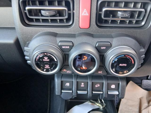 ジムニー ＸＣ　届出済未使用車　４ＷＤ　衝突軽減ブレーキ　スマートキー　プッシュスタート　オートエアコン　運転席助手席シートヒーター　コーナーセンサー　フォグライト　アイドリングストップ　６カ月保証（13枚目）