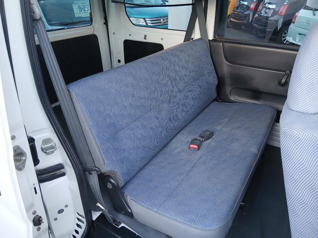 アクティバン 　４ＷＤ　オートマ　ＡＭ／ＦＭラジオ　１スピーカー　マニュアルエアコン　両席ＳＲＳ　リアワイパー　リア熱線　電動パワーステアリング（12枚目）