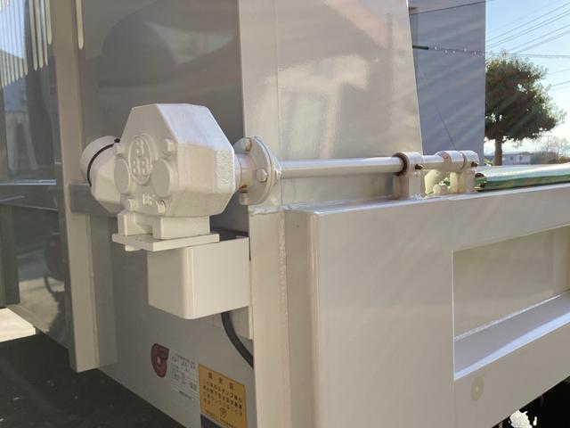 フォワード 　３．５ｔ積載ダンプ　５．２Ｄ　極東開発工業製ダンプ　Ｌゲート　電動コボレーン　左電動ミラー　バックカメラ　未使用車（19枚目）