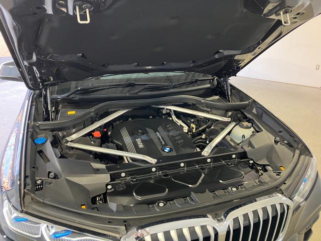 Ｘ７ ｘＤｒｉｖｅ　３５ｄ　Ｍスポーツ　７人乗り　スカイラウンジパノラマサンルーフ　保冷保温カップホルダー　Ｂ＆Ｗダイヤモンドサラウンド　ホワイトレザー（18枚目）