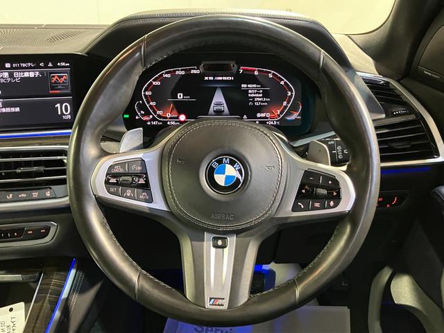 Ｘ５ Ｍ５０ｉ　Ｖ８ツインターボ　４輪エアサスペンション　パノラマサンルーフ　２２インチ　フロントマッサージシート　デジタルキー　ハンズオフアシスト　ステアリングヒーティング（3枚目）