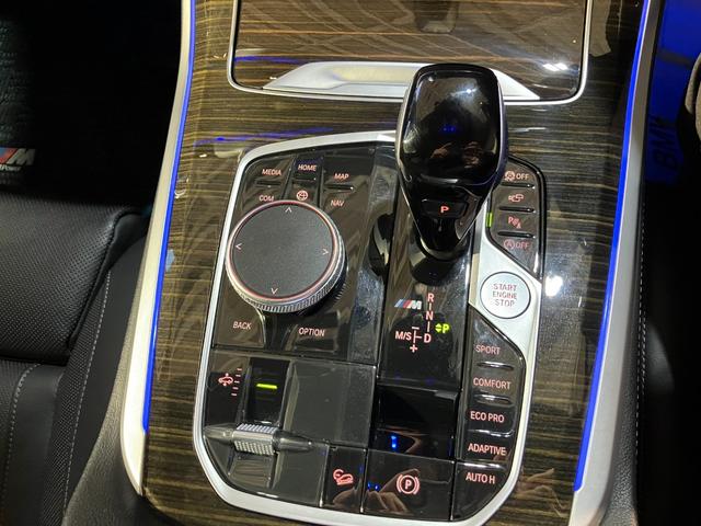 Ｘ５ Ｍ５０ｉ　Ｖ８ツインターボ　４輪エアサスペンション　パノラマサンルーフ　２２インチ　フロントマッサージシート　デジタルキー　ハンズオフアシスト　ステアリングヒーティング（10枚目）