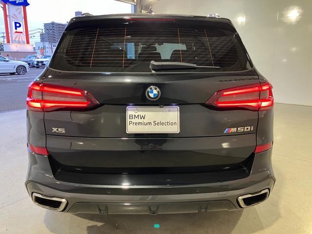 Ｘ５ Ｍ５０ｉ　Ｖ８ツインターボ　４輪エアサスペンション　パノラマサンルーフ　２２インチ　フロントマッサージシート　デジタルキー　ハンズオフアシスト　ステアリングヒーティング（17枚目）