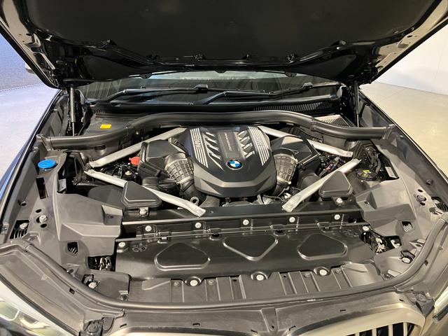 Ｘ５ Ｍ５０ｉ　Ｖ８ツインターボ　４輪エアサスペンション　パノラマサンルーフ　２２インチ　フロントマッサージシート　デジタルキー　ハンズオフアシスト　ステアリングヒーティング（19枚目）