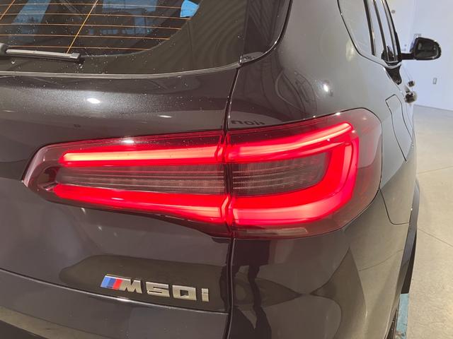 Ｘ５ Ｍ５０ｉ　Ｖ８ツインターボ　４輪エアサスペンション　パノラマサンルーフ　２２インチ　フロントマッサージシート　デジタルキー　ハンズオフアシスト　ステアリングヒーティング（24枚目）
