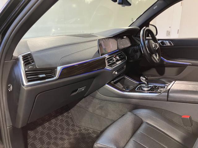 Ｘ５ Ｍ５０ｉ　Ｖ８ツインターボ　４輪エアサスペンション　パノラマサンルーフ　２２インチ　フロントマッサージシート　デジタルキー　ハンズオフアシスト　ステアリングヒーティング（32枚目）