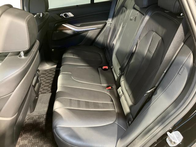 Ｘ５ Ｍ５０ｉ　Ｖ８ツインターボ　４輪エアサスペンション　パノラマサンルーフ　２２インチ　フロントマッサージシート　デジタルキー　ハンズオフアシスト　ステアリングヒーティング（34枚目）