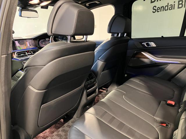 Ｘ５ Ｍ５０ｉ　Ｖ８ツインターボ　４輪エアサスペンション　パノラマサンルーフ　２２インチ　フロントマッサージシート　デジタルキー　ハンズオフアシスト　ステアリングヒーティング（35枚目）