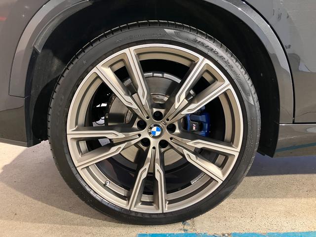 Ｘ５ Ｍ５０ｉ　Ｖ８ツインターボ　４輪エアサスペンション　パノラマサンルーフ　２２インチ　フロントマッサージシート　デジタルキー　ハンズオフアシスト　ステアリングヒーティング（57枚目）